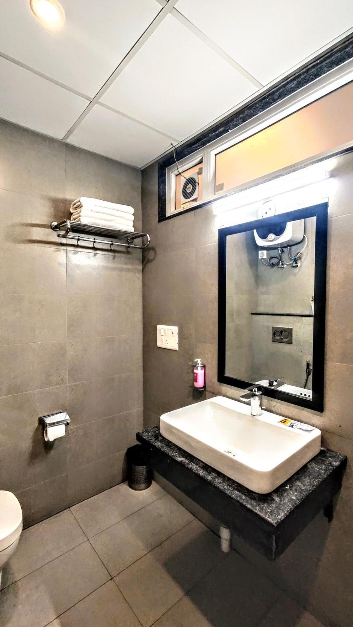 Mavens White Artemis Hospital Road Sector 52 Gurgaon Hotel Kültér fotó