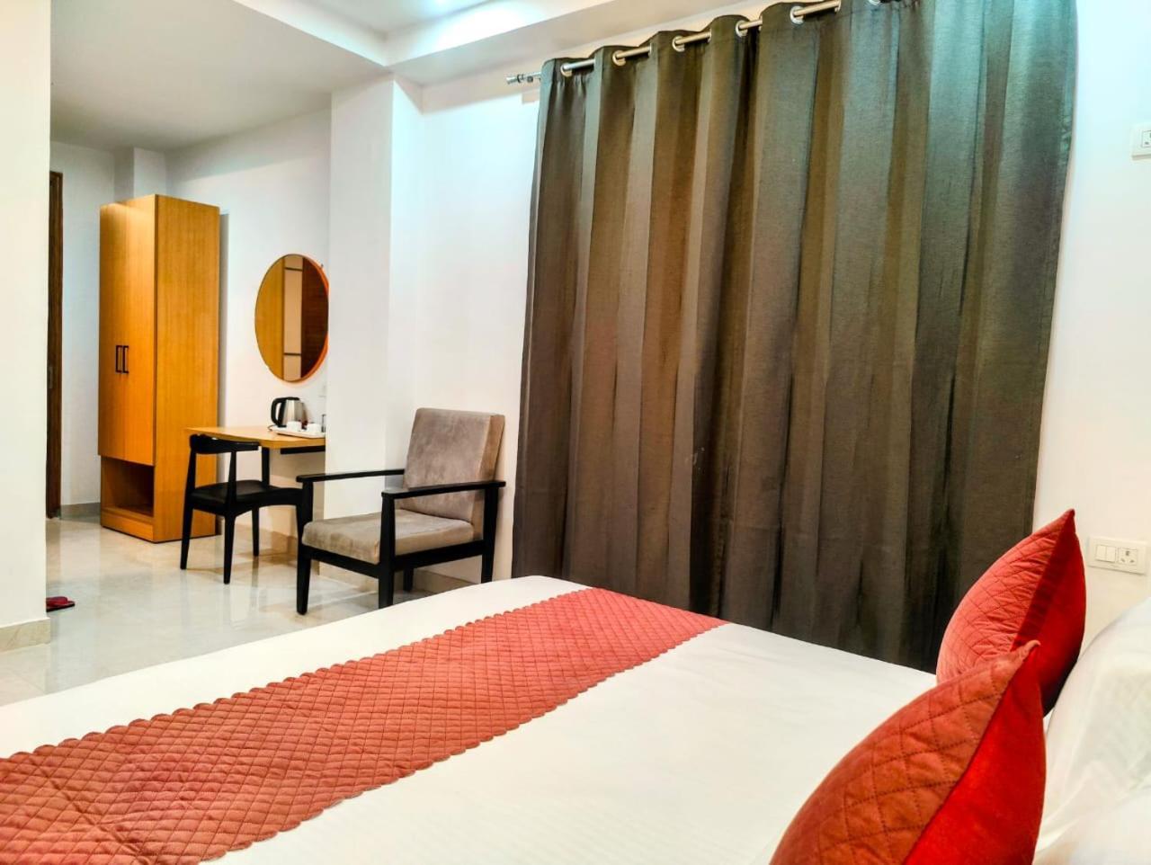 Mavens White Artemis Hospital Road Sector 52 Gurgaon Hotel Kültér fotó